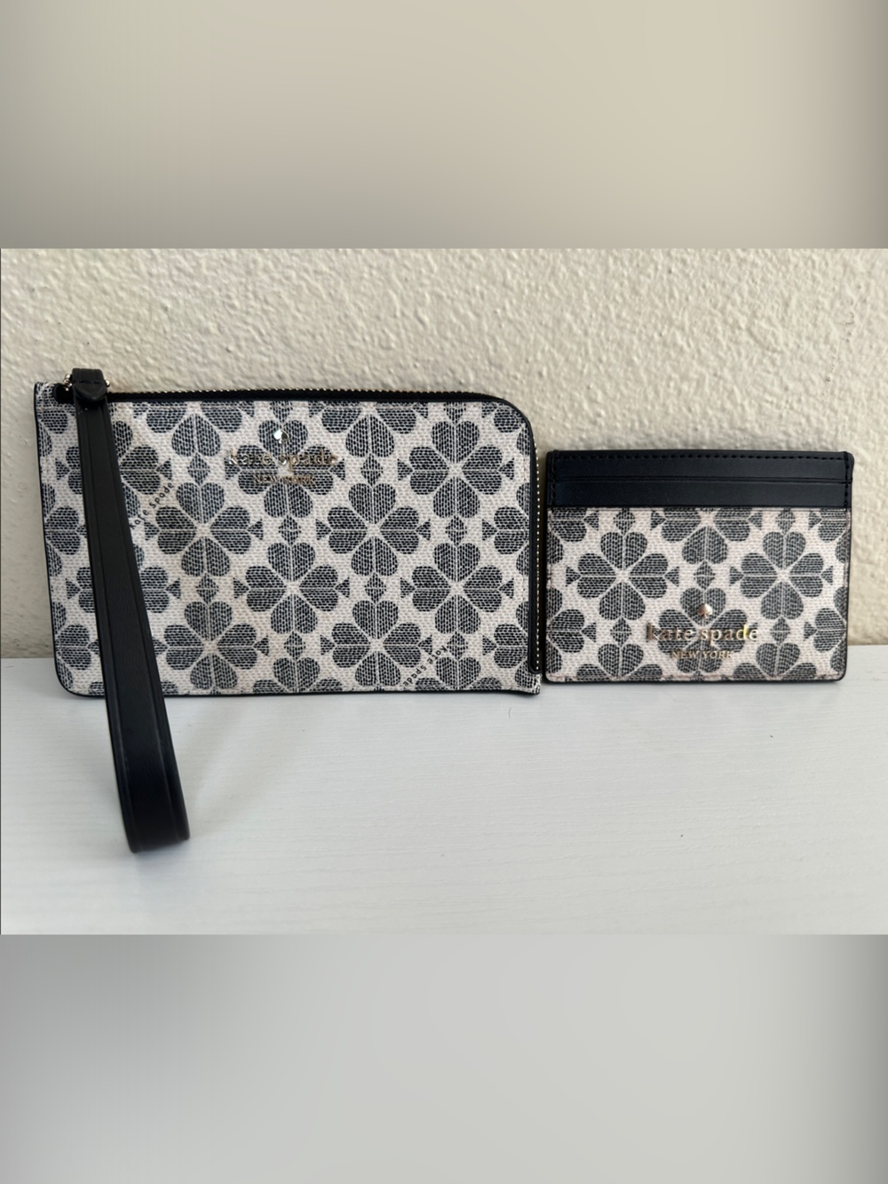 EUC Kate Spade 2 pc corner zip wristlet & card case